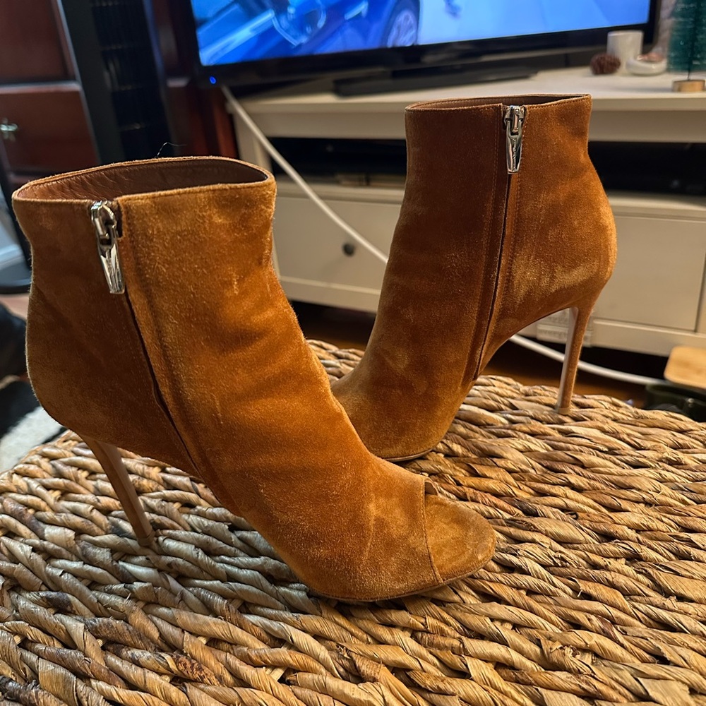Gianvito Rossi Tan Suede Ankle Booties ~ Great condition.  Size 39 - Picture 4 of 10